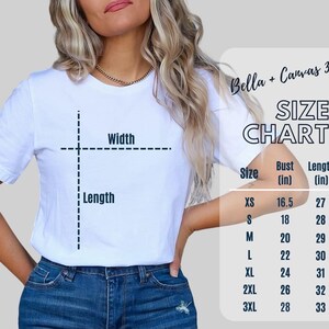 Op de afbeelding: Een wit T-shirt met een maattabel die de borst- en lengtemaat in inches aangeeft. De tabel is getiteld "Bella + Canvas 3001 Maattabel".