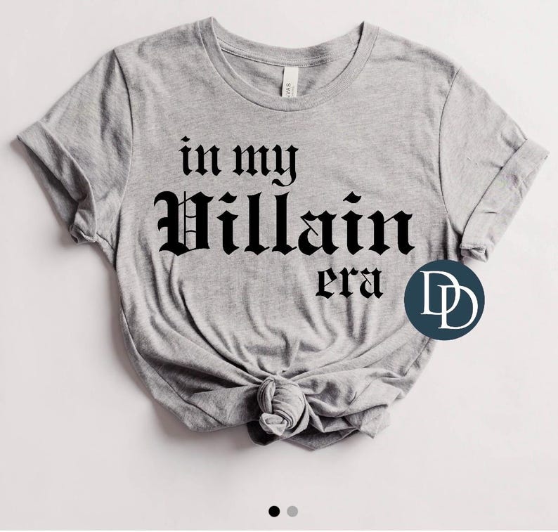 Op de afbeelding: Grijs T-shirt met zwarte tekst die "in my Villain era" luidt.