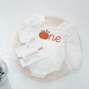 Robe citrouille pour le premier anniversaire, tenue pour le 1er anniversaire, barboteuse brodée « One », robe tutu personnalisée pour bébé fille, tenue pour une séance photo d'automne avec gâteau d'anniversaire image 4