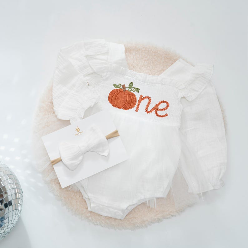 Robe citrouille pour le premier anniversaire, tenue pour le 1er anniversaire, barboteuse brodée « One », robe tutu personnalisée pour bébé fille, tenue pour une séance photo d'automne avec gâteau d'anniversaire image 4