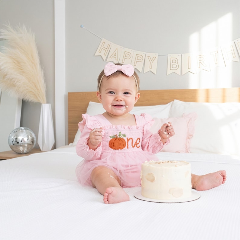 Robe citrouille pour le premier anniversaire, tenue pour le 1er anniversaire, barboteuse brodée « One », robe tutu personnalisée pour bébé fille, tenue pour une séance photo d'automne avec gâteau d'anniversaire image 6