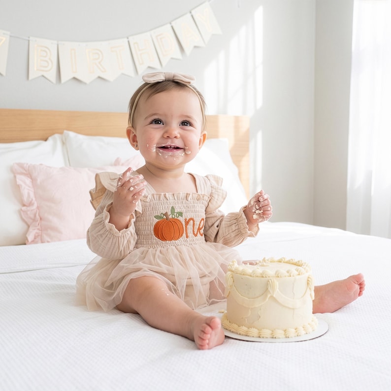 Robe citrouille pour le premier anniversaire, tenue pour le 1er anniversaire, barboteuse brodée « One », robe tutu personnalisée pour bébé fille, tenue pour une séance photo d'automne avec gâteau d'anniversaire image 3