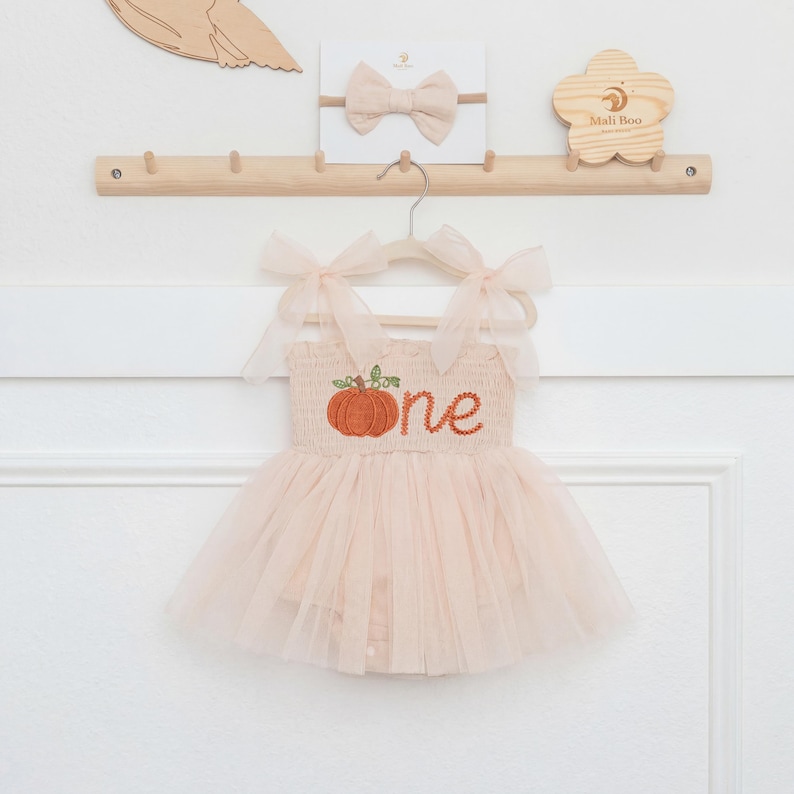 Robe citrouille pour le premier anniversaire, tenue pour le 1er anniversaire, barboteuse brodée « One », robe tutu personnalisée pour bébé fille, tenue pour une séance photo d'automne avec gâteau d'anniversaire image 10