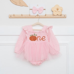 Robe citrouille pour le premier anniversaire, tenue pour le 1er anniversaire, barboteuse brodée « One », robe tutu personnalisée pour bébé fille, tenue pour une séance photo d'automne avec gâteau d'anniversaire image 11