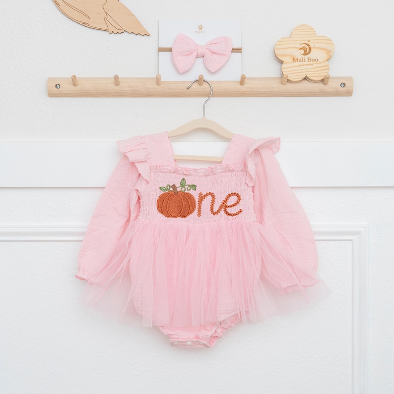 Robe citrouille pour le premier anniversaire, tenue pour le 1er anniversaire, barboteuse brodée « One », robe tutu personnalisée pour bébé fille, tenue pour une séance photo d'automne avec gâteau d'anniversaire image 11