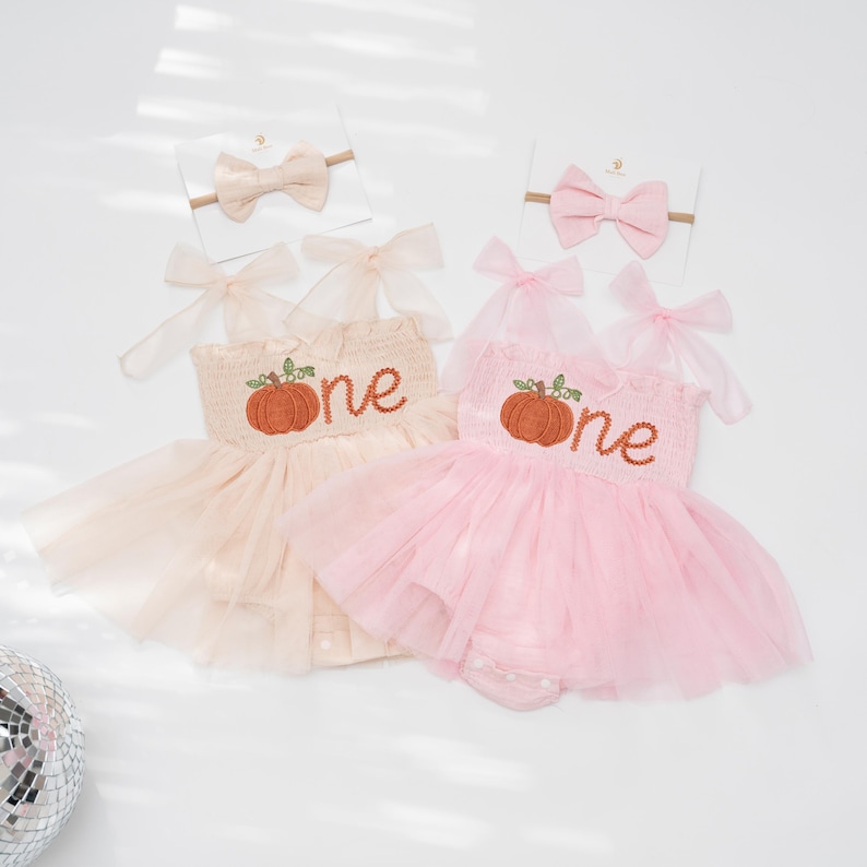 Robe citrouille pour le premier anniversaire, tenue pour le 1er anniversaire, barboteuse brodée « One », robe tutu personnalisée pour bébé fille, tenue pour une séance photo d'automne avec gâteau d'anniversaire image 5