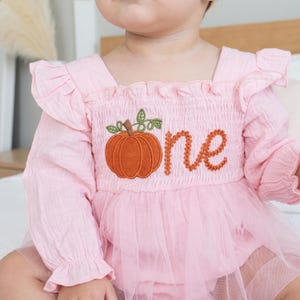 Robe citrouille pour le premier anniversaire, tenue pour le 1er anniversaire, barboteuse brodée « One », robe tutu personnalisée pour bébé fille, tenue pour une séance photo d'automne avec gâteau d'anniversaire image 12