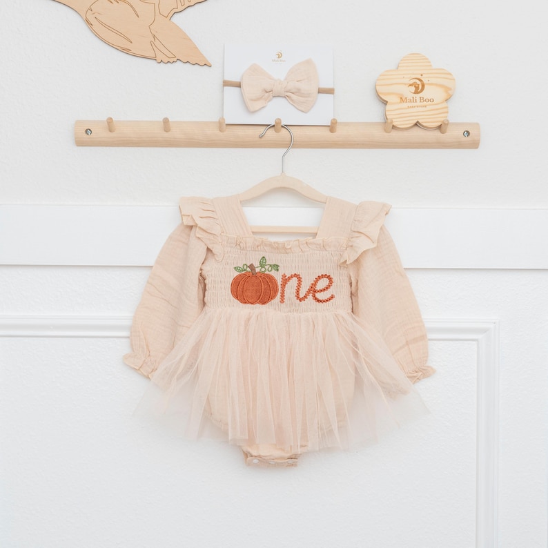 Robe citrouille pour le premier anniversaire, tenue pour le 1er anniversaire, barboteuse brodée « One », robe tutu personnalisée pour bébé fille, tenue pour une séance photo d'automne avec gâteau d'anniversaire image 13