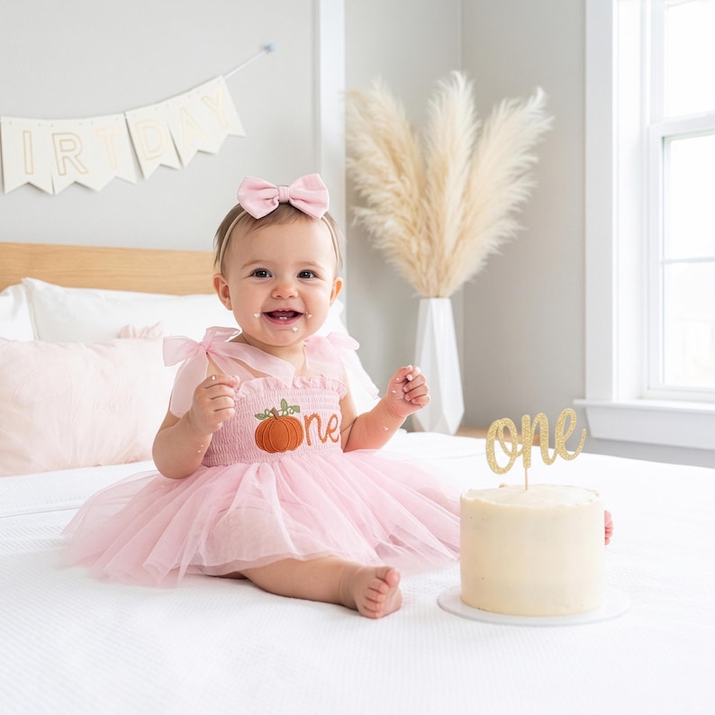 Robe citrouille pour le premier anniversaire, tenue pour le 1er anniversaire, barboteuse brodée « One », robe tutu personnalisée pour bébé fille, tenue pour une séance photo d'automne avec gâteau d'anniversaire image 14