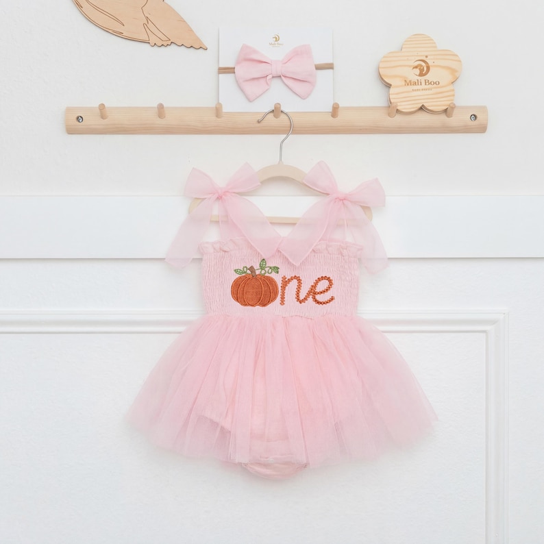 Robe citrouille pour le premier anniversaire, tenue pour le 1er anniversaire, barboteuse brodée « One », robe tutu personnalisée pour bébé fille, tenue pour une séance photo d'automne avec gâteau d'anniversaire image 7