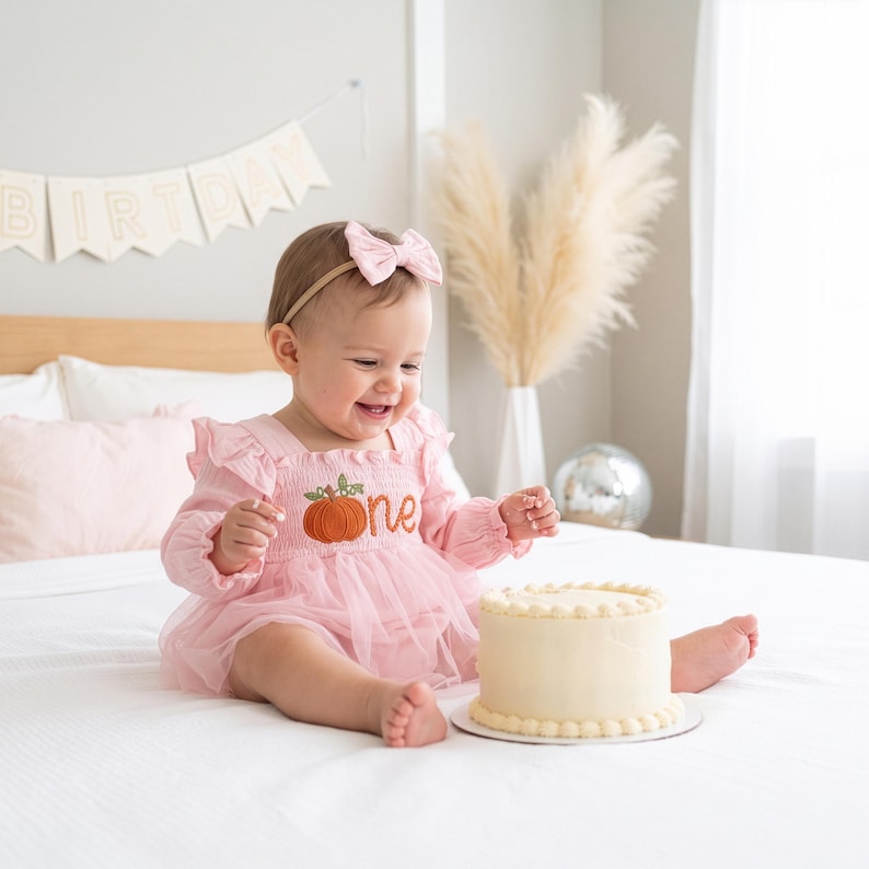 Robe citrouille pour le premier anniversaire, tenue pour le 1er anniversaire, barboteuse brodée « One », robe tutu personnalisée pour bébé fille, tenue pour une séance photo d'automne avec gâteau d'anniversaire image 8