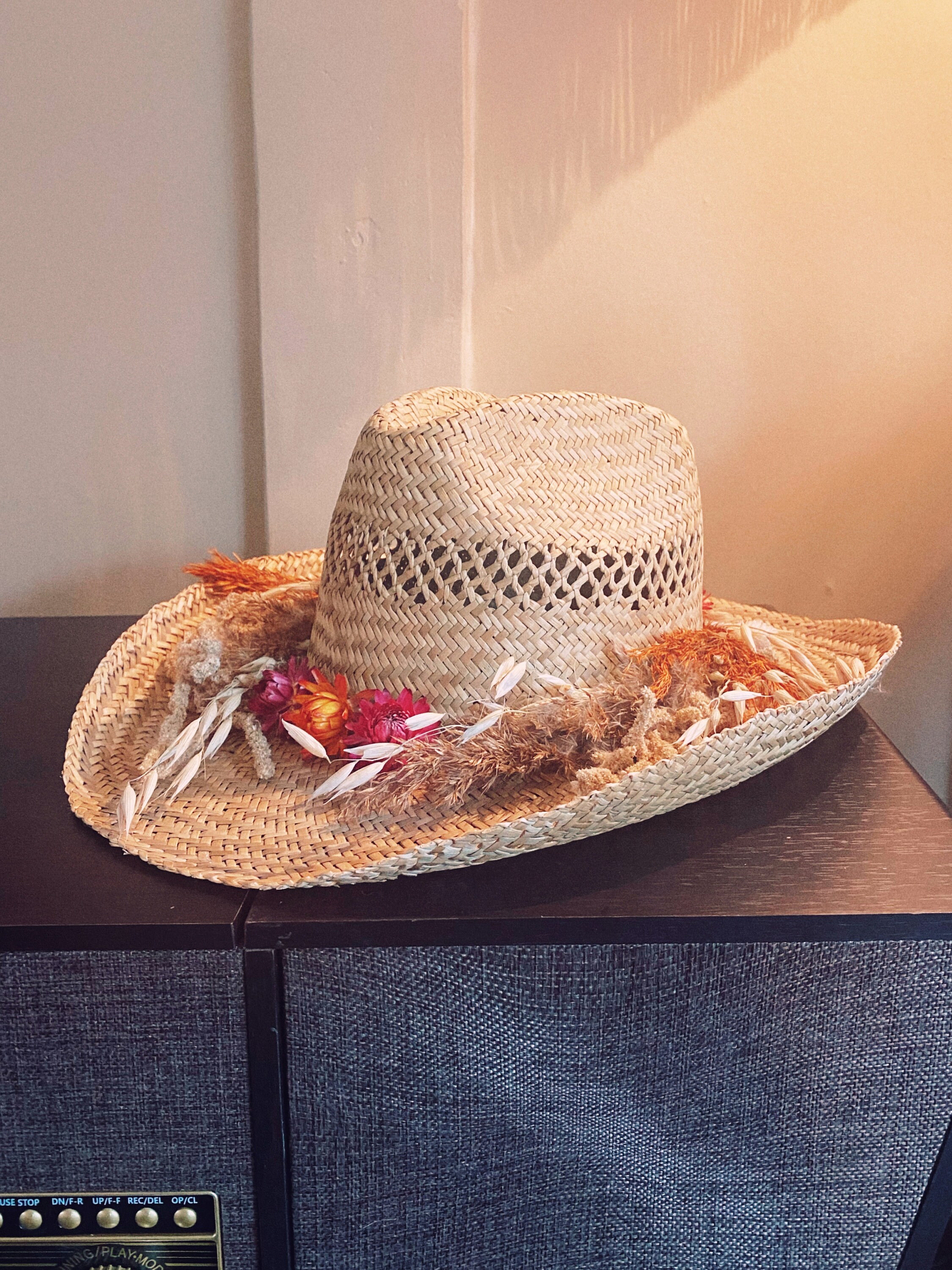 Chapeau Cowboy Orné de Fleurs Séchées