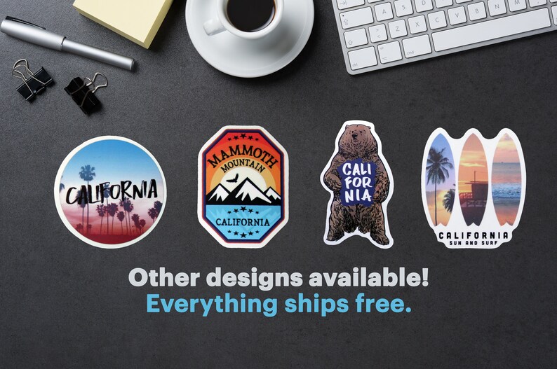 Peut inclure: Plusieurs autocollants sur le th&egrave;me de la Californie. Les motifs comprennent une sc&egrave;ne de coucher de soleil avec des palmiers, un logo de Mammoth Mountain, un ours tenant une pancarte avec "Cali for Nia" et des planches de surf. Le texte "Other designs available!" est &eacute;galement visible.
