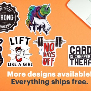 Op de afbeelding: Een verzameling fitness-thema stickers met motiverende citaten en afbeeldingen. Ontwerpen omvatten een eenhoorn met een halter, een gewichtheffer en tekst die luidt "Sore Today, Strong Tomorrow". De stickers liggen op een oranje achtergrond.