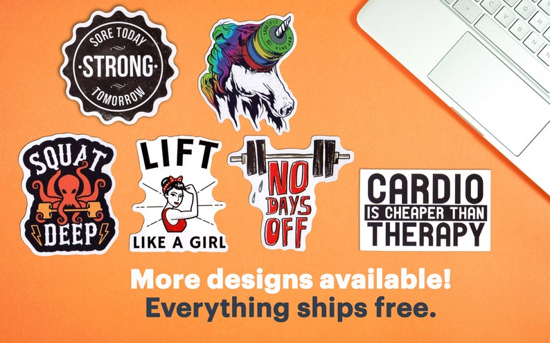 Op de afbeelding: Een verzameling fitness-thema stickers met motiverende citaten en afbeeldingen. Ontwerpen omvatten een eenhoorn met een halter, een gewichtheffer en tekst die luidt "Sore Today, Strong Tomorrow". De stickers liggen op een oranje achtergrond.