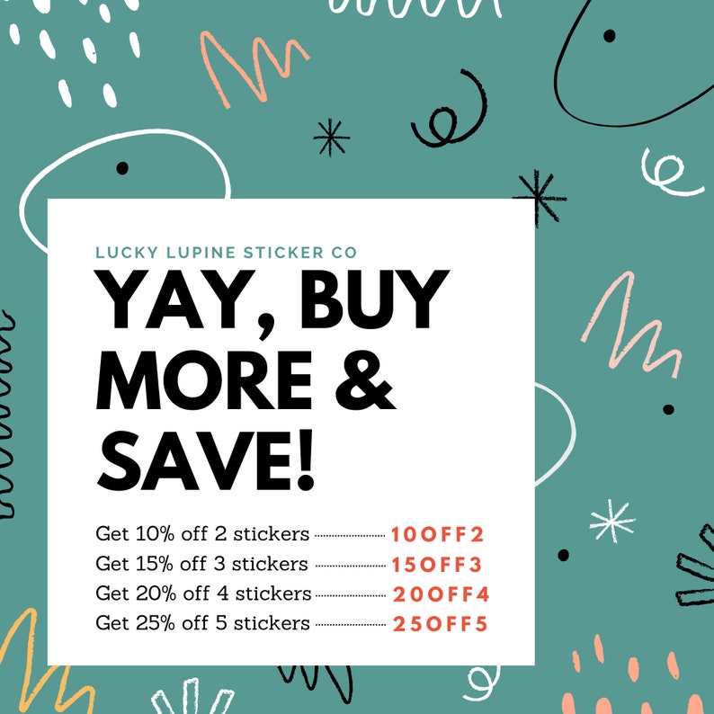 Peut inclure: Fond vert d'eau avec des gribouillis abstraits blancs, noirs et p&ecirc;che. Un rectangle blanc contient le texte "YAY, BUY MORE & SAVE!" et les d&eacute;tails des r&eacute;ductions pour les autocollants.