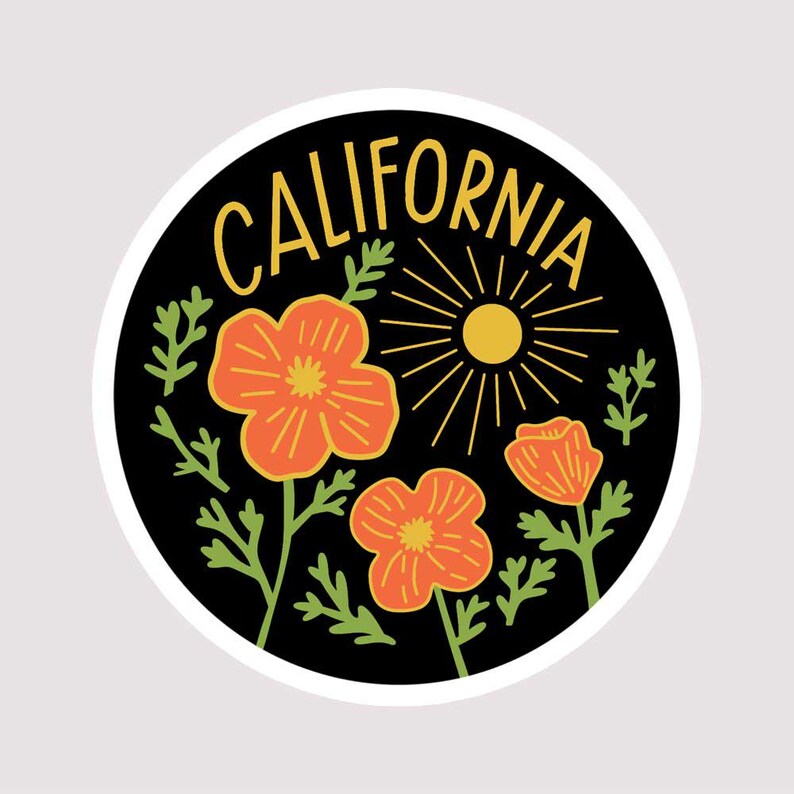 Peut inclure: Un autocollant rond avec un fond noir repr&eacute;sentant des coquelicots de Californie orange, des feuilles vertes et un soleil jaune. Le mot "CALIFORNIA" est &eacute;crit en jaune en haut.