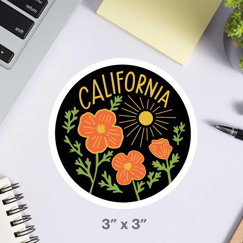 Peut inclure: Un autocollant rond avec un fond noir repr&eacute;sentant le mot "CALIFORNIA" en jaune, des fleurs orange, un soleil jaune et des feuilles vertes. L'autocollant mesure 7,6 cm x 7,6 cm.