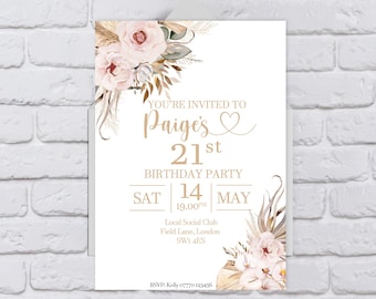 Könnte beinhalten: Eine weiße Einladung mit einem floralen Design in Rosa- und Brauntönen. Der Text lautet "You're invited to Paige's 21st Birthday Party, Sat 14 May 19:00pm, Local Social Club, Field Lane, London SW1 4ES, RSVP: Kelly 07770 123456".