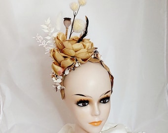 Fascinator mit Blumen in naturfarben