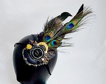 Gatsby hair band from the 20s with peacock feathers and pearls