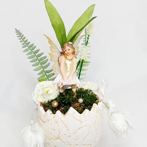 Elf met bloemendecoratie in een pot