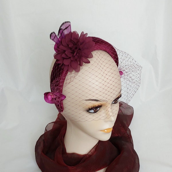 Fascinator Haarband in burgund mit Schleier und Orchideen