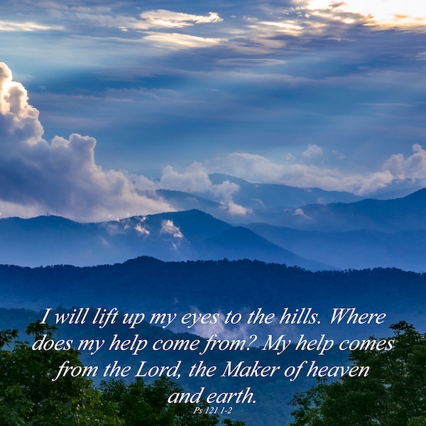 Może przedstawiać: Panoramiczny widok na pasmo górskie z błękitnym niebem i białymi chmurami. Tekst "I will lift up my eyes to the hills. Where does my help come from? My help comes from the Lord, the Maker of heaven and earth. Ps 121:1-2" jest nałożony na obraz.