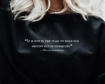 Es ist nicht in den Sternen Shakespeare Zitat Comfy Sweatshirt, Buchliebhaber Geschenk, bibliophiles Geschenk, Shakespeare Shirt, Leser Geschenk