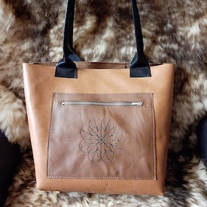 Tote Bag Shopper Handtasche cognac schwarz bestickt Blume Blüte Leder Schlüsselband Magnetverschluss lange Henkel