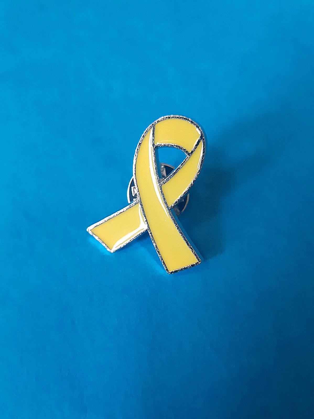 Broche Ruban Rouge émail - Symbole Soutien Et Sensibilisation - Dimensions 2,8 X 2,1 Cm - Pour Hommes, Femmes, événements Caritatifs