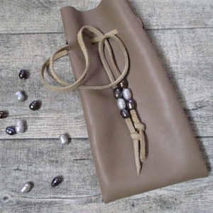 Bijoux de sac en cuir, cordon en cuir marron, perles en daim, perles d&#39;eau douce, Saint-Valentin, fête prénuptiale, cadeau de mariage - LIVRAISON GRATUITE