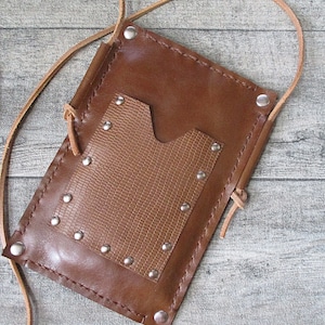 Mobiele telefoonhoes van bruin leer, hagedissenleer-look, leer met reliëf, creditcardvak, leren band, zilverkleurige klinknagels, zachte voering