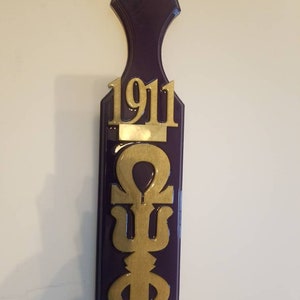 Trofeo de madera Omega Psi Phi Spirit