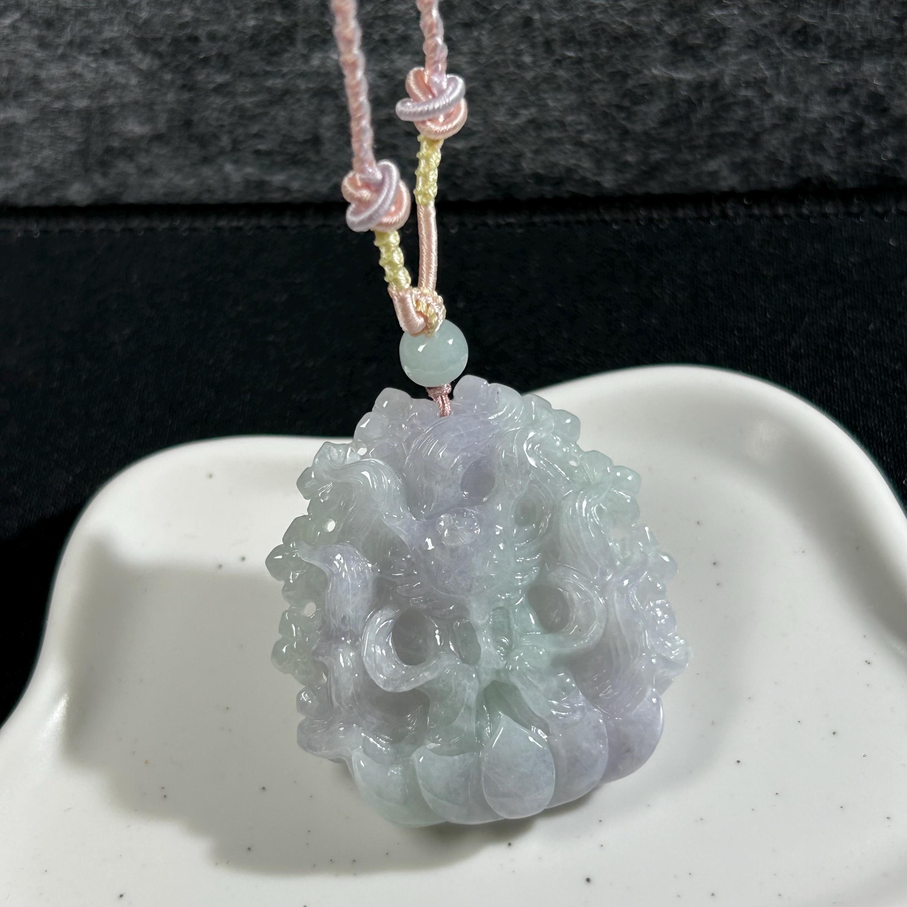 彫刻された翡翠の九尾の狐のペンダント：女神のお守り - Etsy 日本