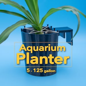 Puede incluir: Un plantador de acuario negro con una planta dentro, sobre un fondo azul. El plantador tiene un soporte rectangular en el lateral. El texto en el plantador dice "Aquarium Planter" y "5 - 125 galones".