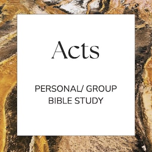 Puede incluir: Un cuadrado blanco con la palabra "Acts" en negro, con el texto "PERSONAL/ GROUP BIBLE STUDY" debajo. El fondo tiene una apariencia marmolada con tonos de marrón, dorado y blanco.