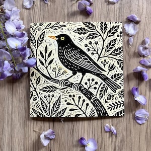 Carte de voeux artistique Blackbird – Style linogravure | d'art populaire naturel de Zazzle.be Liste d'envies Vous avez des idées ? carte d'oiseau | Blanc à l'intérieur | Respectueux de l'environnement | Occasion spéciale