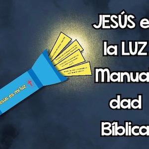 Op de afbeelding: Een blauwe cartoon zaklamp met de tekst "Jesús es mi luz" en een rood kruis. De zaklamp schijnt licht op verschillende gele rechthoeken met tekst. De afbeelding bevat ook de tekst "JESÚS es la LUZ Manuali dad Bíblica".