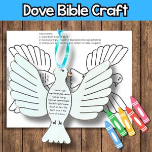 Puede incluir: Un kit de manualidades con el texto "Dove Bible Craft" incluye un recorte en forma de paloma con instrucciones y un versículo bíblico. El kit también incluye crayones de varios colores y una cinta azul para colgar.