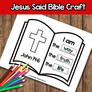 Może przedstawiać: Czarno-białe rzemiosło biblijne z tekstem "Jesus Said Bible Craft" na górze. Otwarta książka zawiera krzyż, tekst "John 14:6" i frazy "I am the way, the truth, the life". Zestaw kolorowych ołówków znajduje się w lewym dolnym rogu.