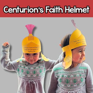 Puede incluir: Dos niños con cascos de fe de centurión de papel amarillo. Los cascos tienen una pluma rosa y texto de Mateo 8:10. El texto en el casco dice: "En verdad os digo, no he hallado a nadie en Israel con tanta fe". La imagen tiene el texto "Casco de fe del centurión" en la parte superior.