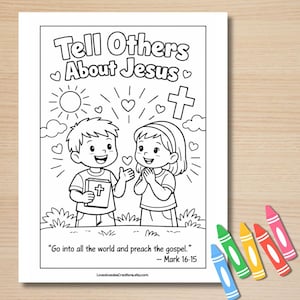 Puede incluir: Página para colorear en blanco y negro con el texto "Tell Others About Jesus". La imagen presenta a dos niños de dibujos animados, un niño sosteniendo un libro con una cruz y una niña con las manos juntas. También se incluye la cita "Id por todo el mundo y predicad el evangelio".