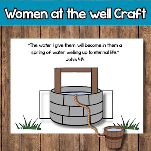 Peut inclure: Un projet de bricolage représentant un puits avec un seau. Le puits est fait de blocs de pierre grise, avec un cadre en bois. Le texte indique "Women at the well Craft" et comprend un verset biblique.