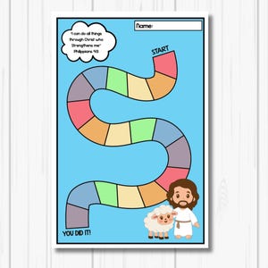 Op de afbeelding: Een kleurrijk spelbord met een kronkelend pad, met een cartoon Jezus met een lam. Het bord bevat de tekst "Ik kan alles doen door Christus die mij sterkt" en "Je hebt het gedaan!"