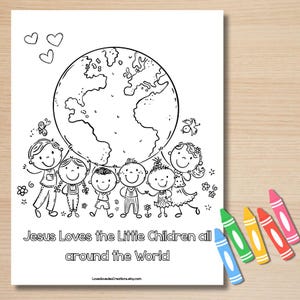 Puede incluir: Página para colorear en blanco y negro con niños sonrientes sosteniendo un globo terráqueo. El texto "Jesus Loves the Little Children all around the World" está impreso debajo. Lápices de colores a la derecha.