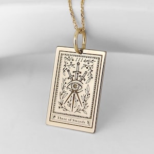 Collana con carta dei tarocchi Tre di Spade in oro massiccio 14 carati, ciondolo con mazzo di tarocchi Rider Waite, delicato gioiello con carta dei tarocchi, regalo personalizzato con carta dei tarocchi