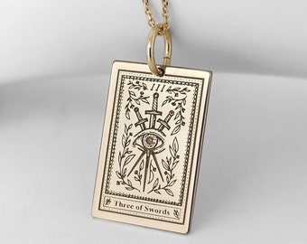 Collar de oro macizo de 14 quilates con la carta del Tarot Tres de Espadas, colgante de la baraja de tarot Rider Waite, delicada joya de la carta del Tarot, regalo personalizado de la carta del Tarot.