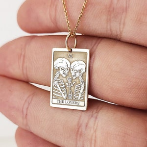 Collar de cartas del Tarot de los Amantes en oro de 14 quilates, colgante de cartas del Tarot del Amor, joyería de oro macizo de la baraja del Tarot, dije de calavera para amantes, dije de calavera de cartas del Tarot de 14 quilates