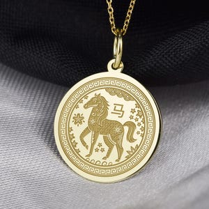 Pendentif cheval zodiaque en or massif 14 carats, bijoux gravés du nouvel an chinois, talisman de signe de naissance, médaillon année du cheval, breloque destrier personnalisé image 1